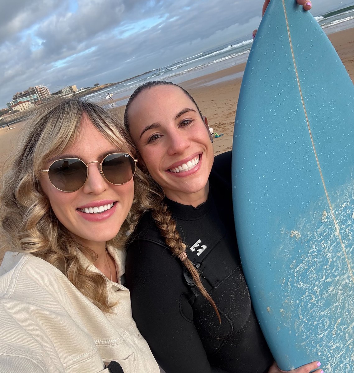 BeverleyVavto's tweet photo. My social borboletra! Minha amiga, my adventure partner! ❤️ #blessed #friends #amigas #besties #happy https://t.co/TMNcEjEnzh
