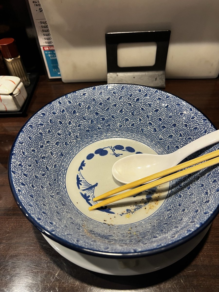 roof_worker's tweet photo. 山形市桜田西
やきとり遊喜さん

レモンシーフードヌードル

ほのかに伝わる爽やかな酸味が
さっぱりして美味しい🍋

麺はツルモチでコシのある細麺
スープとの絡み抜群😋

乗せてあるレモン胡椒を全体に混ぜ
味変すると皮の苦みがいいアクセント
になりまるで地中海料理😎
知らんけど🤣

ごちそう様🙏 https://t.co/fkaI31bE03
