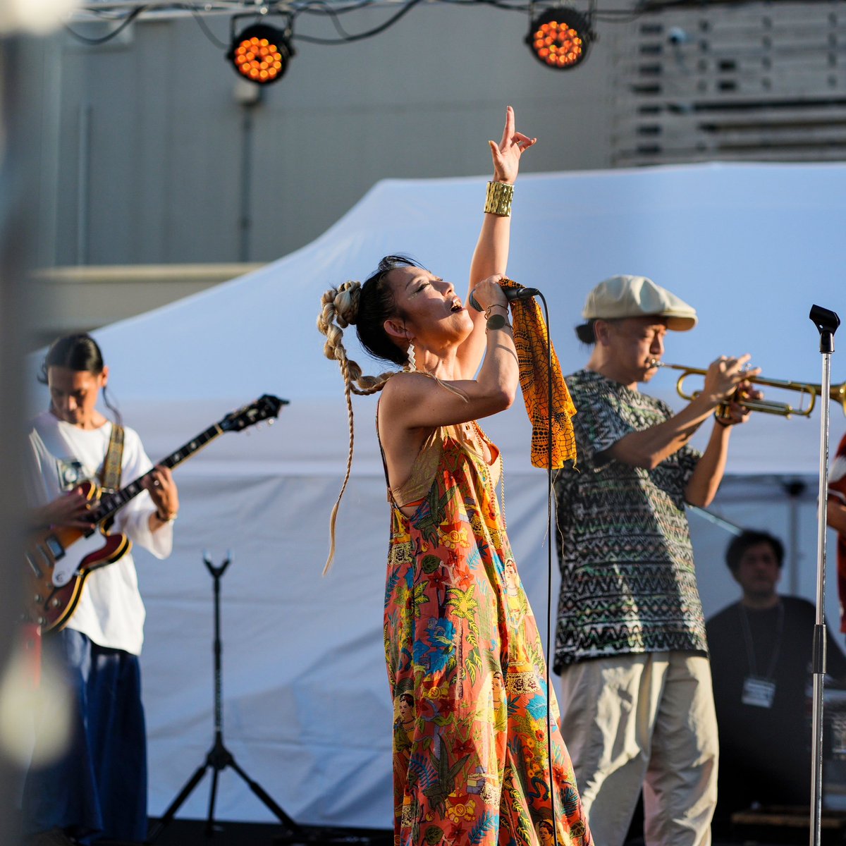 kumamotomusic8's tweet photo. 熊本音楽祭2026
JAMURAI feat. SUGAR SOUL
熊本音楽祭の幕開けを飾ったステージ。
最高のグルーヴと歌声で、鶴屋屋上を一気に熱くしてくれました!
2026.9.19
鶴屋百貨店 屋上
#熊本音楽祭2026 #JAMURAI #SUGARSOUL https://t.co/4A0T4fMAhr