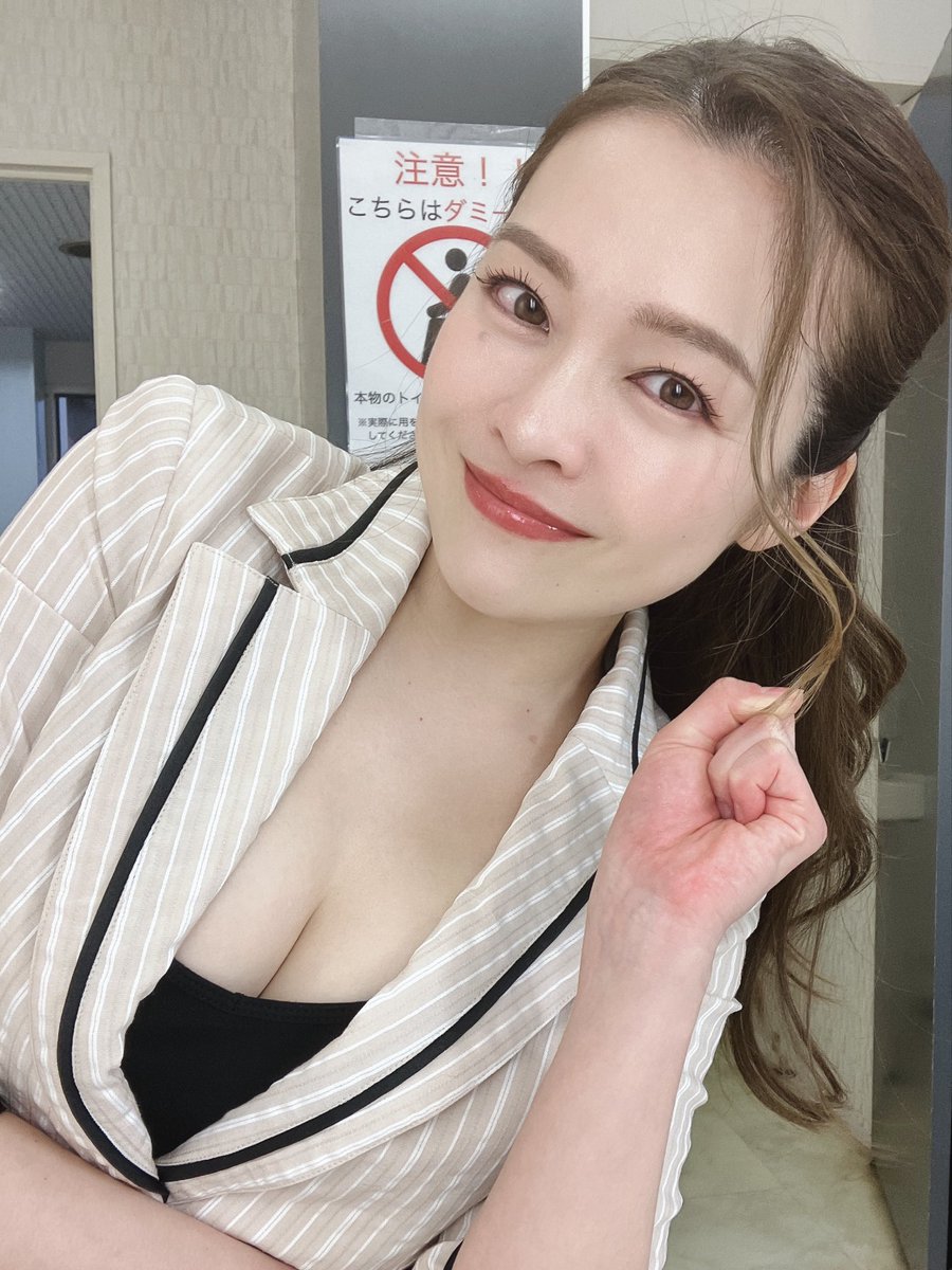 fuji_kanna8's tweet photo. 撮影現場には、ダミーのトイレがあったりします。ダミーの扉はたくさんあります。 https://t.co/pIM7THKBMy