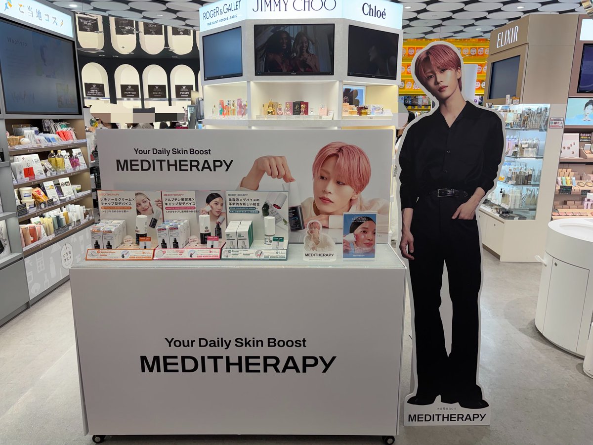 reeo_oree's tweet photo. アットコスメ名古屋行ってきました。
真ん中に大きく展示してもらってます！
等身大パネルは背の高さを体感できてドキドキします。
両面展示なんですが、裏のアクリルスタンドが可愛くて素敵だった！
アンバサダー就任本当におめでとう🎉
#MEDITHERAPY #メディテラピー #JO1 #木全翔也 https://t.co/RemFGrwQlP