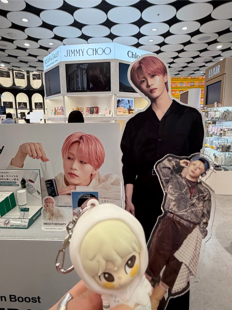 reeo_oree's tweet photo. アットコスメ名古屋行ってきました。
真ん中に大きく展示してもらってます！
等身大パネルは背の高さを体感できてドキドキします。
両面展示なんですが、裏のアクリルスタンドが可愛くて素敵だった！
アンバサダー就任本当におめでとう🎉
#MEDITHERAPY #メディテラピー #JO1 #木全翔也 https://t.co/RemFGrwQlP