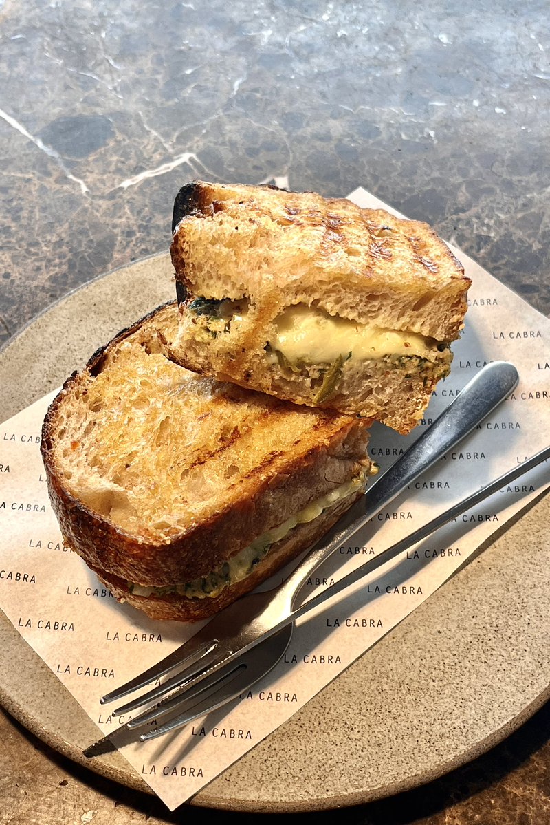 abunmeow's tweet photo. 🥪 ซาวโดว์ La Cabra กินครั้งเดียวคิดถึงอยู่งั้น มันหนาแต่กรอบ ข้างในนุ่มถูกต้องมากสุดๆ แล้วนี่กินเป็น Tuna melt เขาทำมาอร่อยมากไม่เค็มเกินแอบหอมเนยด้วยชีสยืดแบบสะใจเด็กอ้วน 😋

https://t.co/rARPN9BMLE https://t.co/7b3AqoJvC2