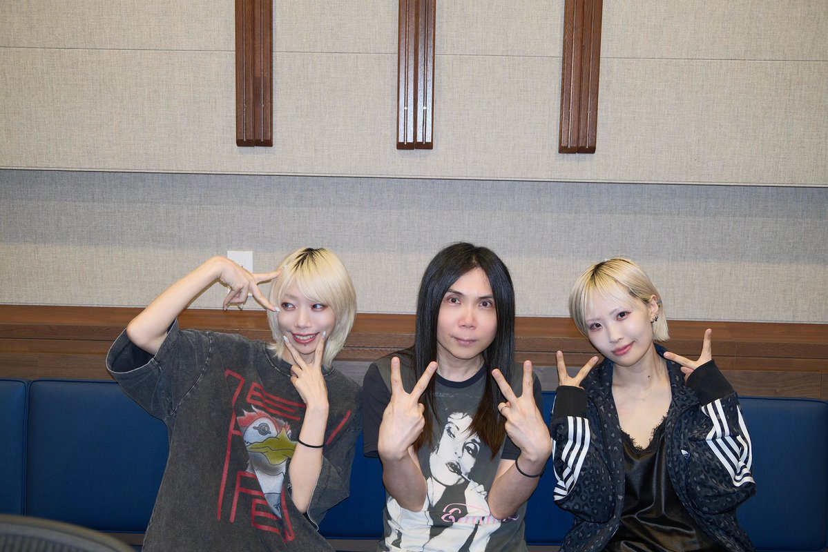 poyacoro's tweet photo. 🌐♫ 天才をご紹介 ♫🌐

「へなちょこピ〜ス⭐︎」の編曲を担当してくださっている、尊敬・安心・信頼の大久保薫さん！

ありぼぼとは、提供楽曲含めいろんな楽曲を一緒に作ってます！

実質3人でPOYACORO、、、？✌️

「へなちょこピ〜ス⭐︎」聴いてね
🎧https://t.co/ymsjqQ5XM5 https://t.co/FEquox04nU