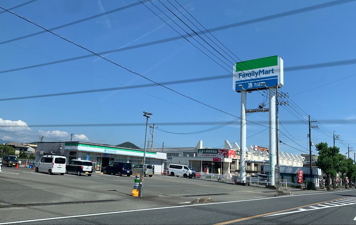 1289ttkf's tweet photo. たぶん日本でいちばんでかいファミマの看板 https://t.co/oxs8e70t6c