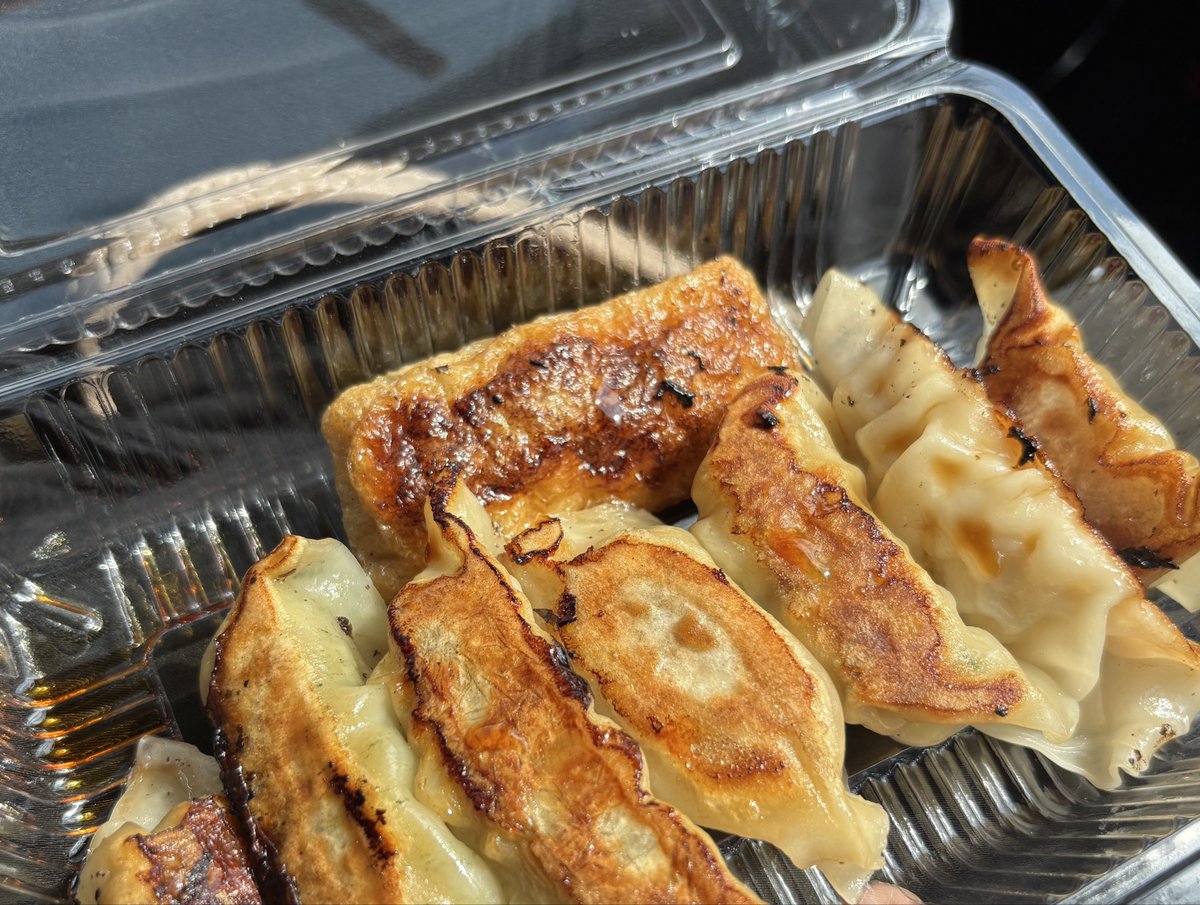 shinrakun_e12's tweet photo. やっぱり焼きたて美味しい🥟

稲荷餃子のジューシー感がクセになる😋

#餃子 #ギョーザ
#餃子工房いろどり https://t.co/tN9cg8u0XX