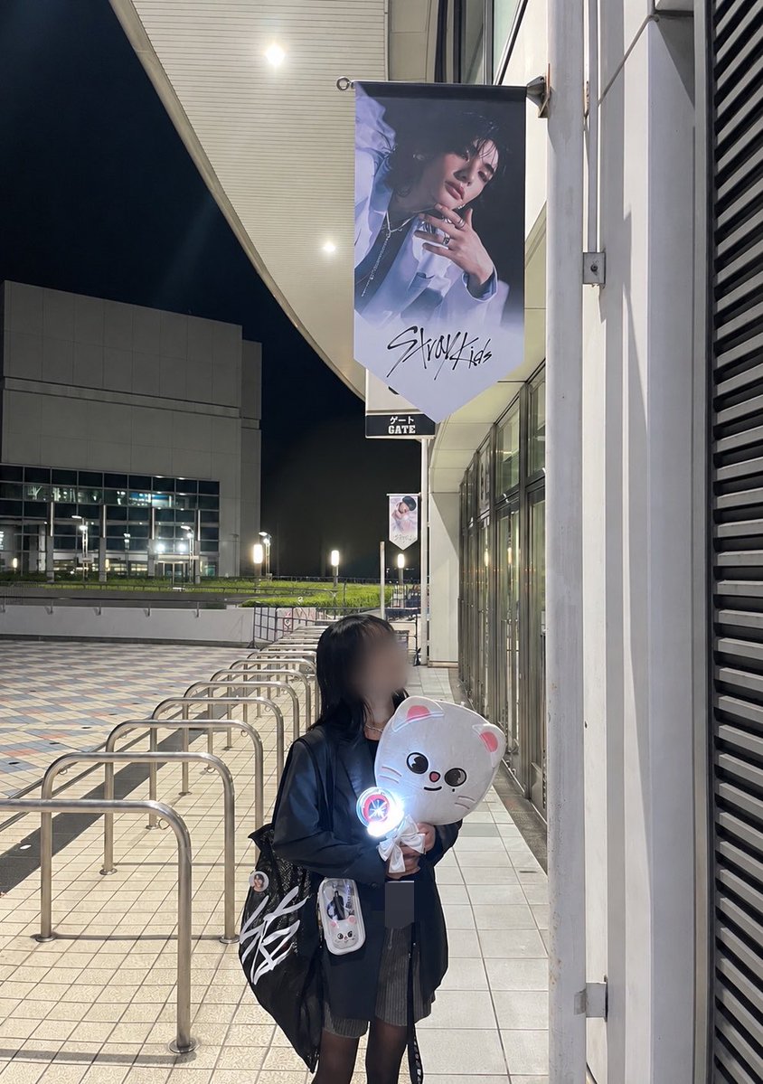 jini32oO's tweet photo. 若い子らみんな可愛く写真撮ってるなか、突っ立って撮ってもらうことしかできひんのおばばすぎ૮( ̳ т ̫ т ̳ )ა💦 https://t.co/WkZdUsBK0t