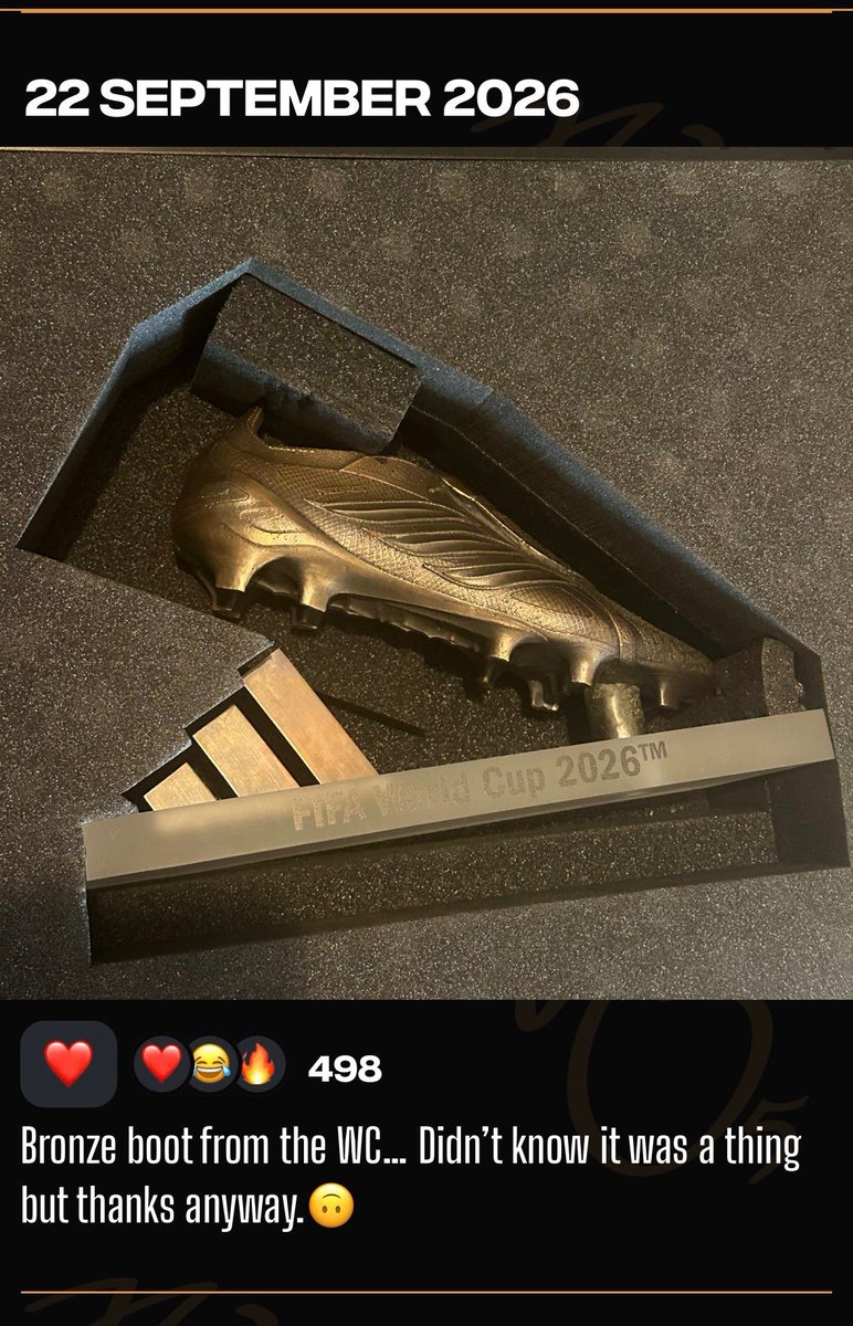 TouchlineX's tweet photo. 🚨 𝗡𝗘𝗪: Jude Bellingham showed off his World Cup Bronze Boot.

Bellingham: "Bronze boot from the WC... Didn't know it was a thing but thanks anyway." https://t.co/HW8McO5Nfm