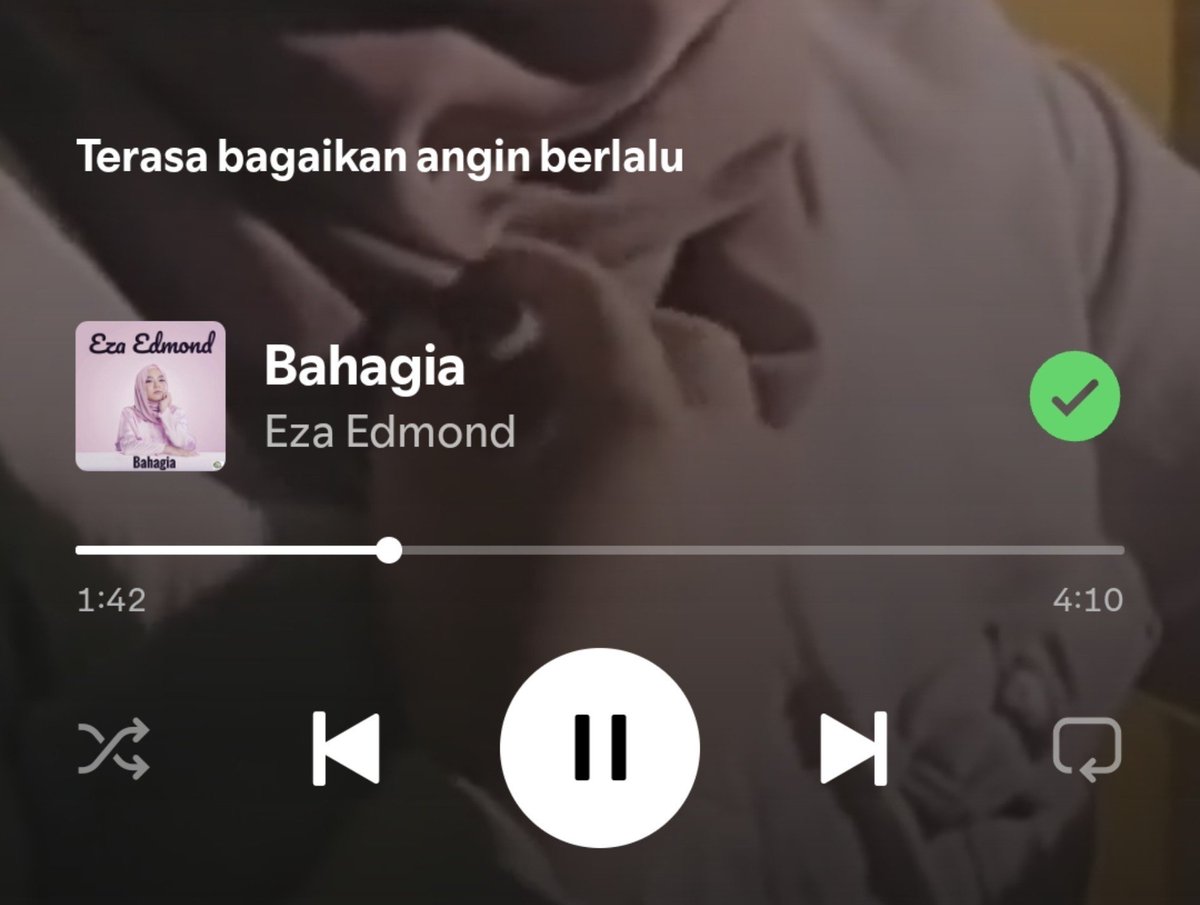 xxrhae's tweet photo. comfort song all the time💕💕 tak kisah la time sedih ke gembira tapi lagu ni bestt hahaha https://t.co/Jeyvy4SHVY