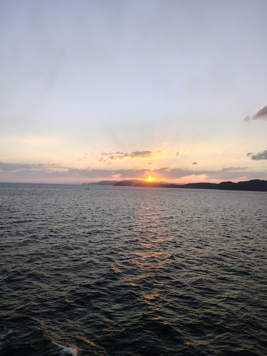 CoryNassy's tweet photo. 帰京しましたが…
外房線が��まっており母帰れず。
一気に現実ぅ！！
して外房線軟弱ぅ！！
(房総にも大型客船用の港を作ればいいのに…)

スーパーとコンビニをハシゴして、
カップヌードルとおにぎりをゲット。(笑)

(会社メールは怖くて見れません…)
(久々にNISA見たら少し戻っててホッ)

#飛鳥II https://t.co/UqiSlyma3j