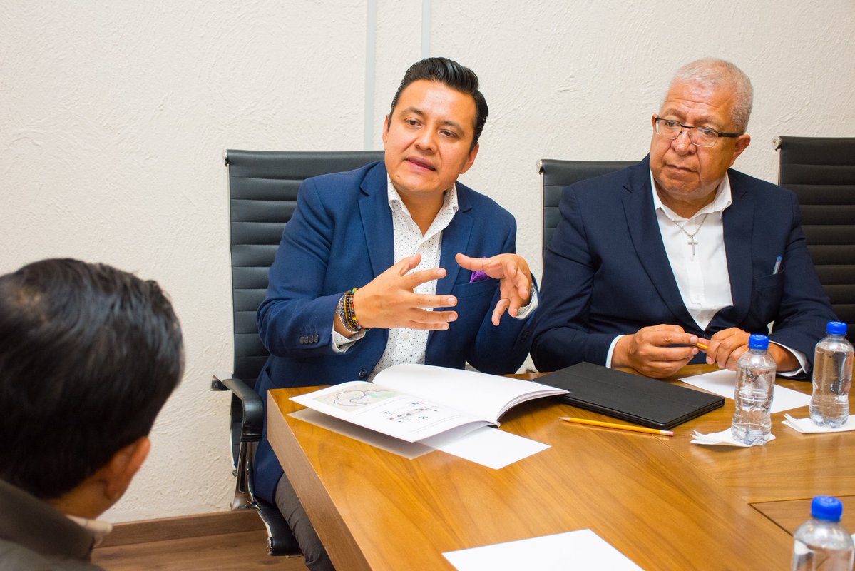 SEMOV_Edomex's tweet photo. 🚌🤝 El Secretario de Movilidad, @JuanHugoNeza, mantiene un diálogo permanente con el sector transportista para conocer de primera mano sus necesidades, atender los retos y sumar esfuerzos en favor de un mejor servicio. #ElPoderDeServir https://t.co/gAsKBRtkvn