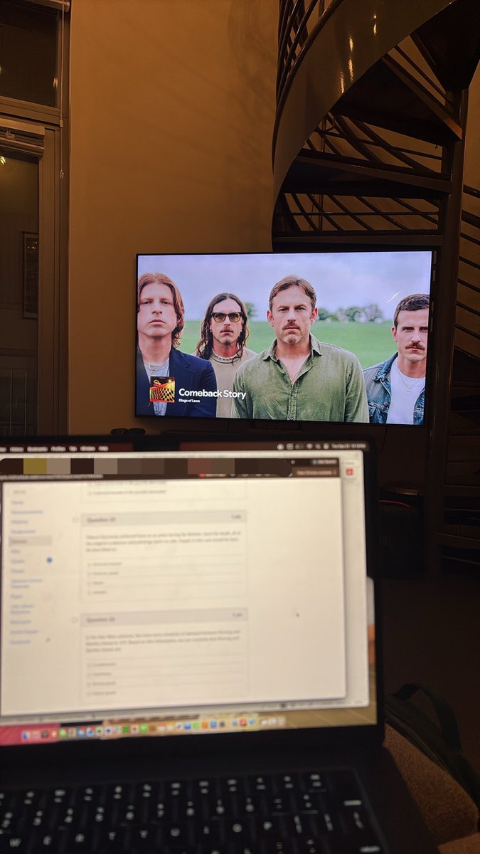 thebagshark's tweet photo. Stuck studying like a nerd when I could be geebing, doomscrolling and eating doordash rn. FML https://t.co/KJnkfni2U7