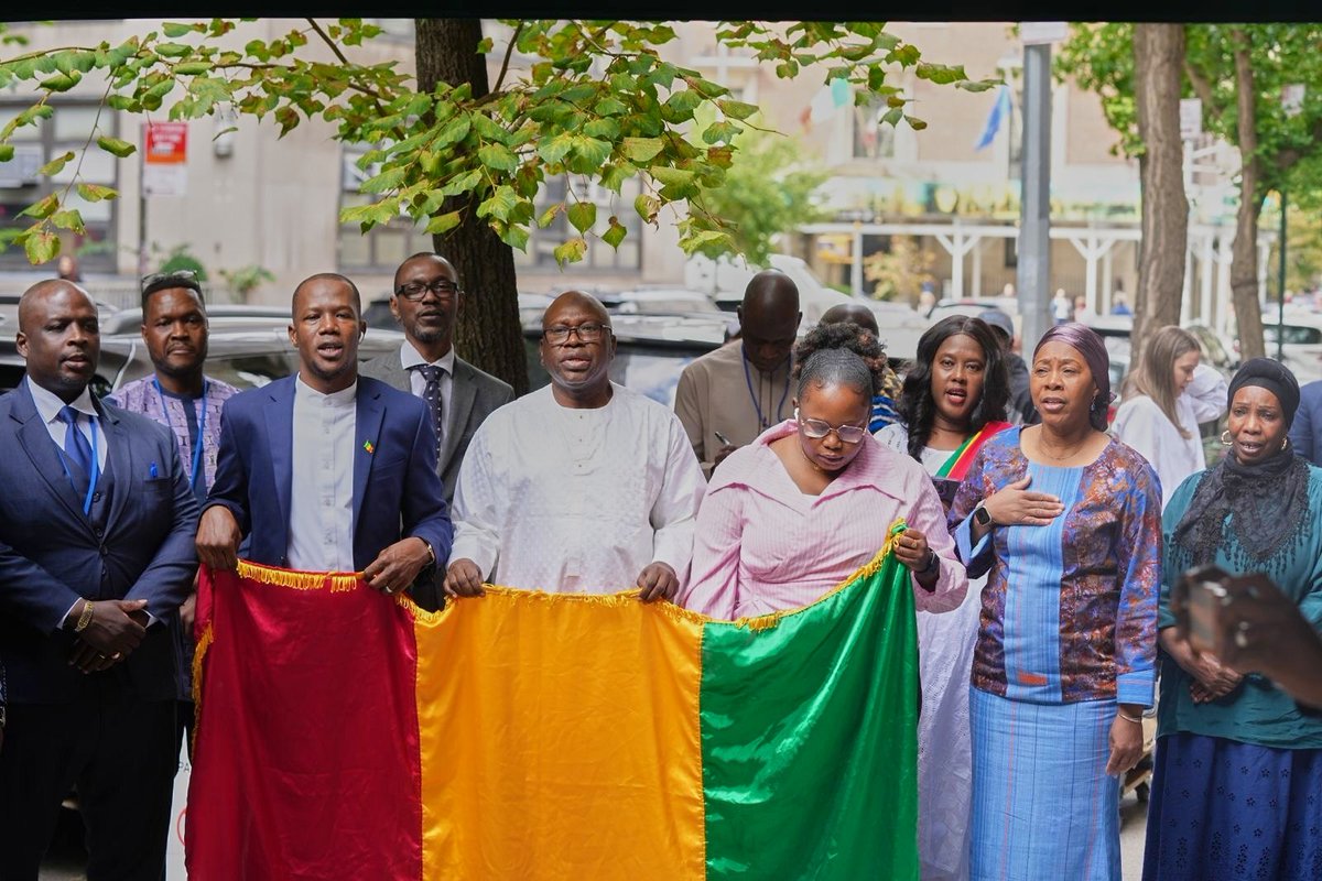 MaliMaeci's tweet photo. Dans le cadre de la célébration du 66ème anniversaire de l'accession du Mali à la souveraineté internationale, Son Excellence Monsieur Abdoulaye DIOP, Ministre des Affaires étrangères et de la Coopération internationale, a présidé, ce mardi 22 septembre 2026 à la Mission Permanente du Mali à New York, la cérémonie de montée des couleurs, en présence des membres de la Communauté malienne, venus pour la circonstance.
Moment festif empreint de solennité, de convivialité et de fraternité, cette montée des couleurs au rythme de l’hymne national a été un symbole fort de l’attachement et de l’union des cœurs des Maliens de New York à leur chère patrie pour laquelle ils ont renouvelé leur engagement à contribuer à sa défense et à son essor socio-économique.
S’adressant à ses compatriotes de New York, le Ministre DIOP a souligné la combativité et l’esprit de résilience des Maliens face à l’adversité, tout en saluant le courage invinsible de nos forces de défense et de sécurité dans les théatres d’opération contre le terrorisme. Pour lui, la construction de notre pays requiert l’engagement, la détermination et la contribution de tous les fils et filles du Mali où qu’ils se trouvent.
Bureau de l’Information et de la Presse/MAECI.
