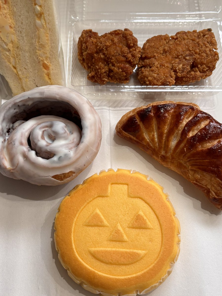 pyromickey's tweet photo. お寿司を食べる予定だったんですがね…
これはこれで有りっす
🎃は蒸しパン
シナモンロールとアップルパイは旦那さん用 https://t.co/xLFuRc2ScS