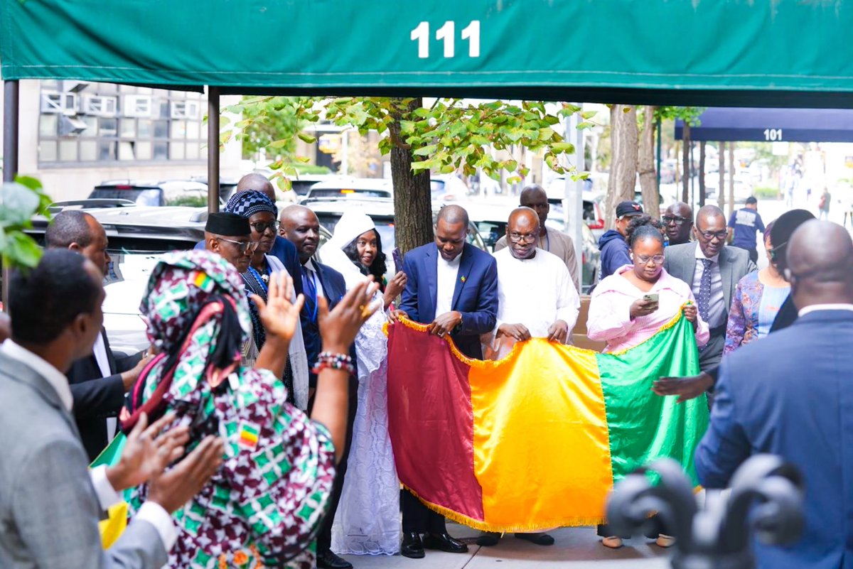 MaliMaeci's tweet photo. Dans le cadre de la célébration du 66ème anniversaire de l'accession du Mali à la souveraineté internationale, Son Excellence Monsieur Abdoulaye DIOP, Ministre des Affaires étrangères et de la Coopération internationale, a présidé, ce mardi 22 septembre 2026 à la Mission Permanente du Mali à New York, la cérémonie de montée des couleurs, en présence des membres de la Communauté malienne, venus pour la circonstance.
Moment festif empreint de solennité, de convivialité et de fraternité, cette montée des couleurs au rythme de l’hymne national a été un symbole fort de l’attachement et de l’union des cœurs des Maliens de New York à leur chère patrie pour laquelle ils ont renouvelé leur engagement à contribuer à sa défense et à son essor socio-économique.
S’adressant à ses compatriotes de New York, le Ministre DIOP a souligné la combativité et l’esprit de résilience des Maliens face à l’adversité, tout en saluant le courage invinsible de nos forces de défense et de sécurité dans les théatres d’opération contre le terrorisme. Pour lui, la construction de notre pays requiert l’engagement, la détermination et la contribution de tous les fils et filles du Mali où qu’ils se trouvent.
Bureau de l’Information et de la Presse/MAECI.