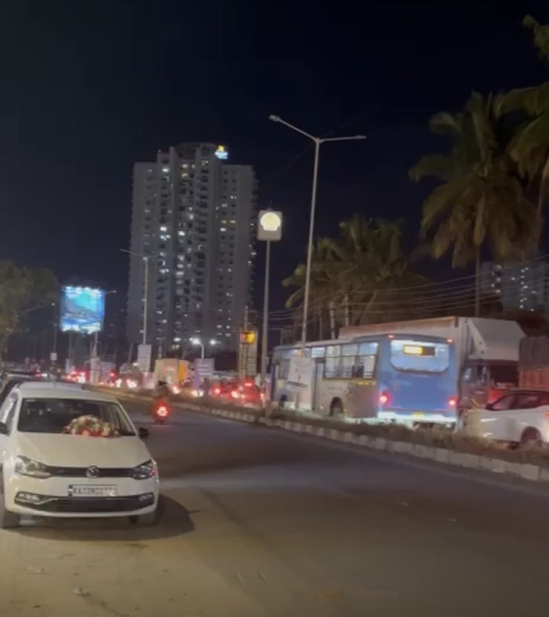 BudigereX's tweet photo. Streetlight poles installed: ✔️
Working lights: ❌

📍 Location: https://t.co/S5Lw9MgWE8

Complete negligence on display. 
For the last 6-7 years ….this stretch of road has streetlight poles installed with no functional lights fitted, leaving commuters in the dark. The only function of these poles is for generating ad revenue or for political promotions !! 
Multiple residents’ of @voiceofmandur demands have fallen on deaf ears.
Request your urgent intervention : 
@krishnabgowda @osd_cmkarnataka @BBMPMahadevpura