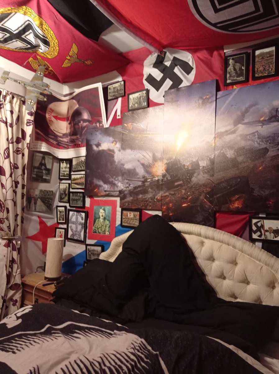 perc30molester's tweet photo. hai room tour guys https://t.co/Ssi1XPyA4P