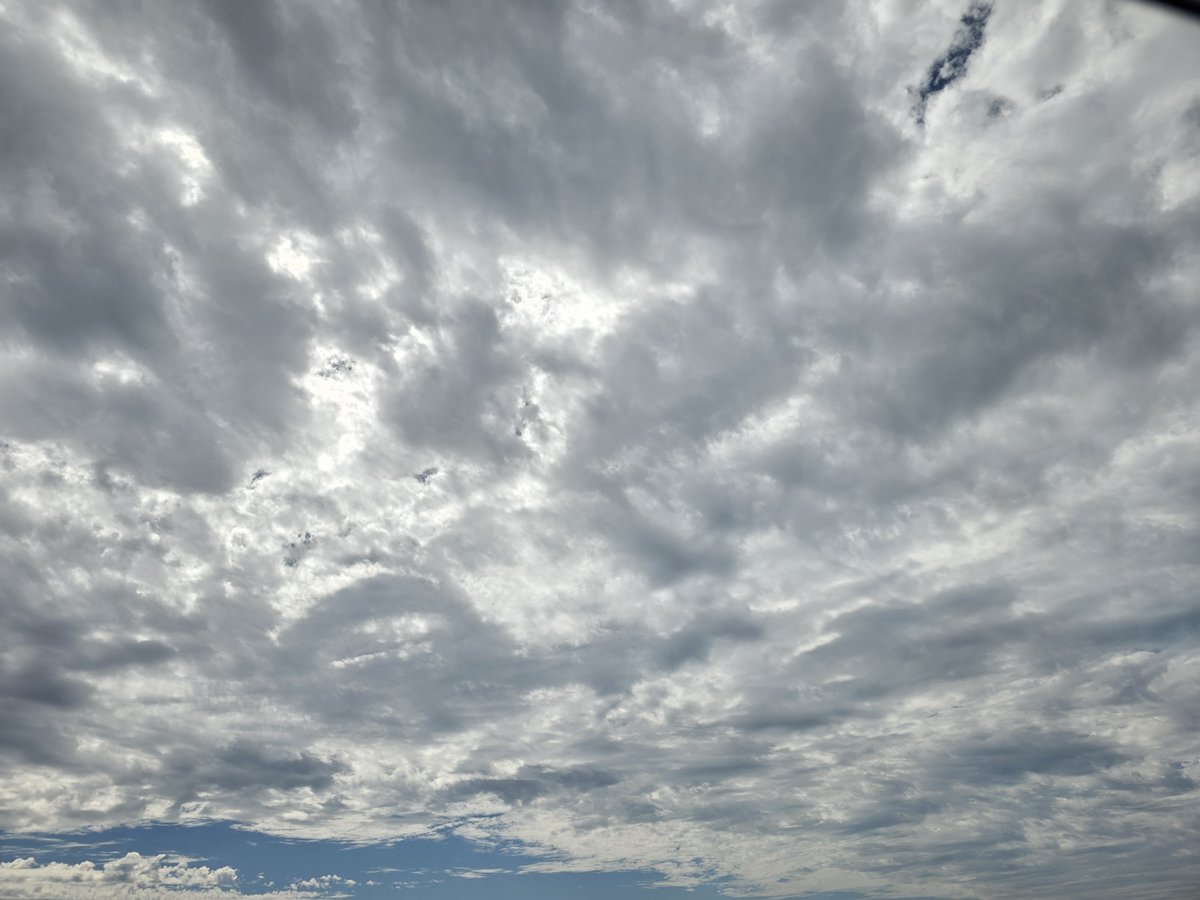 SeriesE3_R1's tweet photo. 今日はどこの天気予報もハズレ https://t.co/nmamnaAEbi