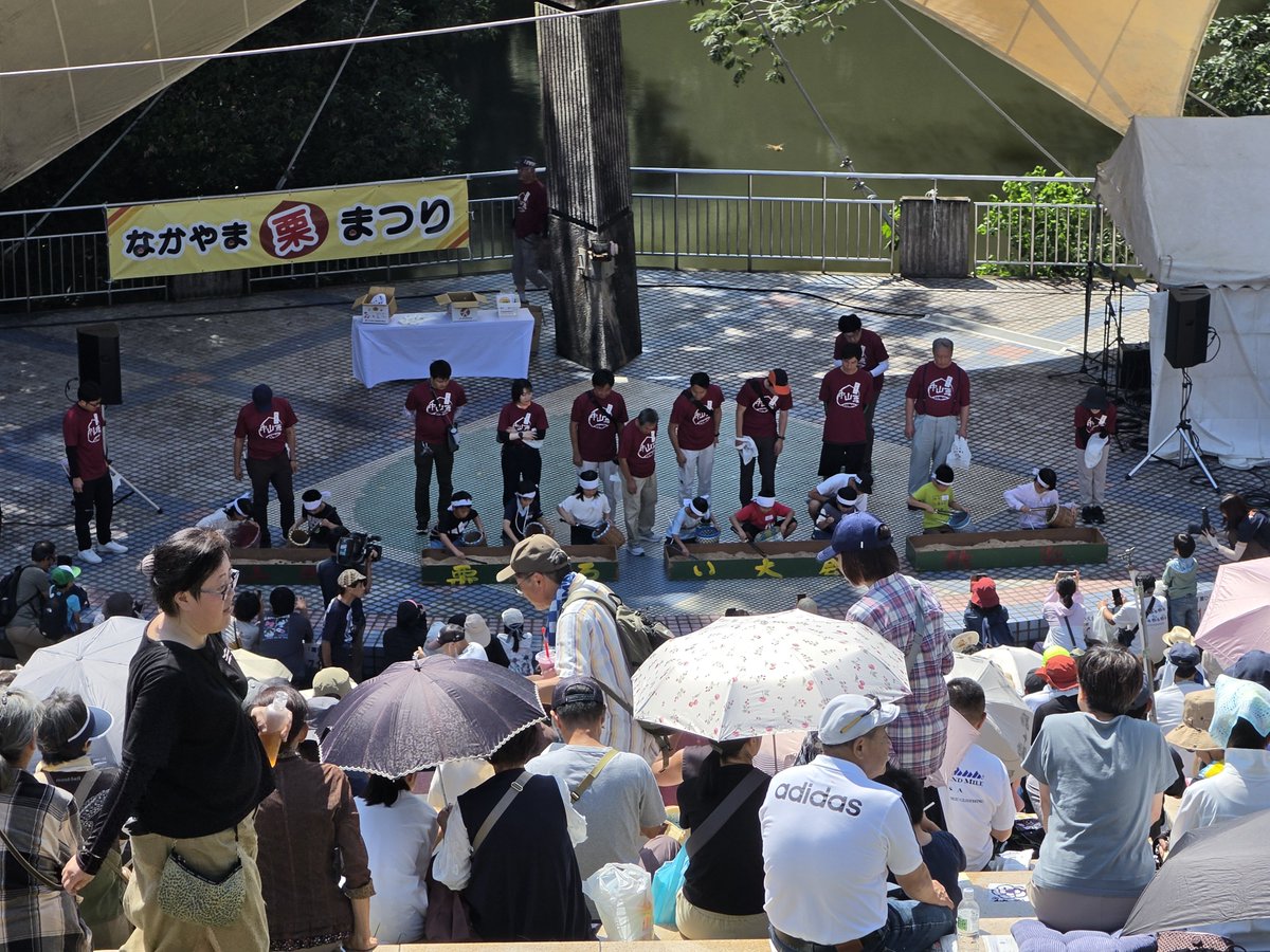 onishimakoto2's tweet photo. 【なかやま栗まつり】が夏日となりそうな快晴☀️の下、多くの来場者を迎えて盛大に開催されてます😄お昼前から国道56号線会場周辺は大渋滞です😅12時45分からの柏原芳恵コンサートを楽しみに還暦以上の我々は楽しくおしゃべりしてます☺ https://t.co/F3Cz5Bj0go