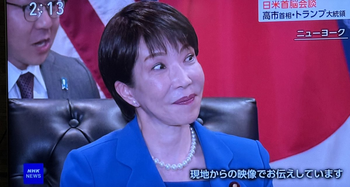 nobu_conscience's tweet photo. 高市総理、トランプとの会談で新作顔芸「ひんむき目玉」を披露。

いつもより多めにひんむいています。(当社比45％アップ)

ひんむき目玉以外、特に何の成果もなし。アメリカ産寄生虫ジャガイモ輸入反対も伝えなかった。

何しにアメリカ行ったの？ https://t.co/c2jVIJCWSW