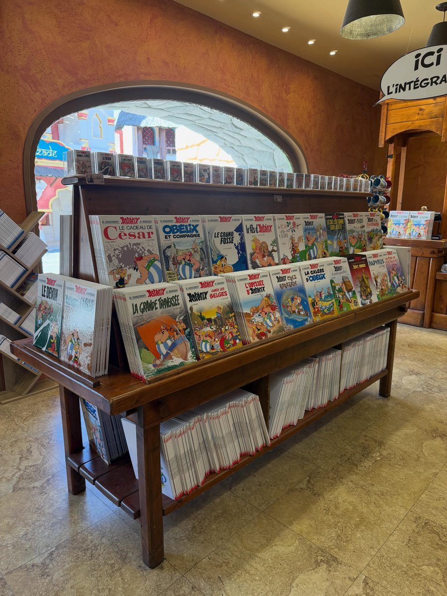 TenaBabumm's tweet photo. Wist je dat je in Parc Astérix ook gewoon stripboeken kunt kopen? #parcasterix #comics #cartoon #themepark #backseaters https://t.co/YK0GItysf1