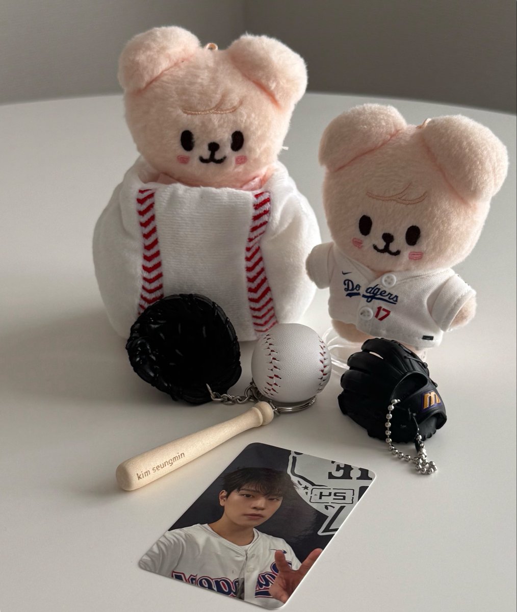 minivers_922's tweet photo. kim seungmin名前入りバットもドジャースユニも野球ボールのぬい入れ⚾️も全部このために🤣笑 https://t.co/YZCKv01UF9