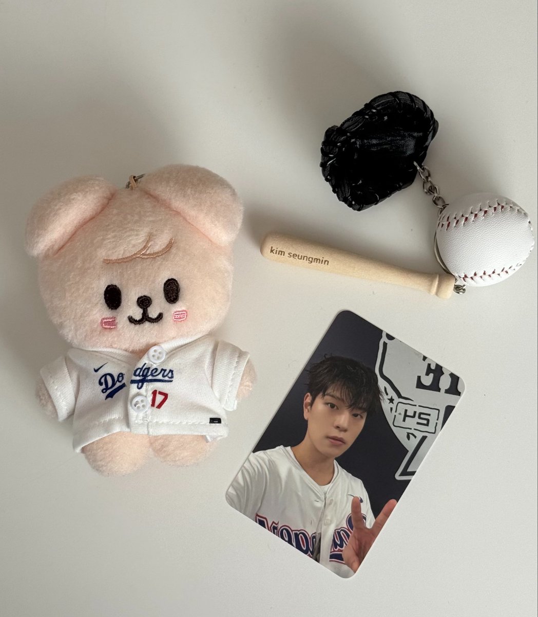 minivers_922's tweet photo. kim seungmin名前入りバットもドジャースユニも野球ボールのぬい入れ⚾️も全部このために🤣笑 https://t.co/YZCKv01UF9