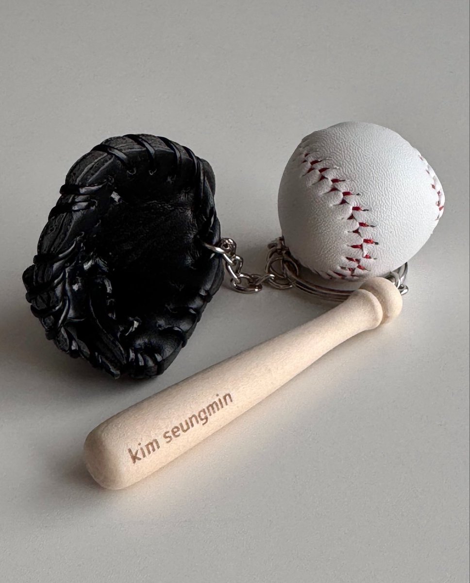 minivers_922's tweet photo. kim seungmin名前入りバットもドジャースユニも野球ボールのぬい入れ⚾️も全部このために🤣笑 https://t.co/YZCKv01UF9
