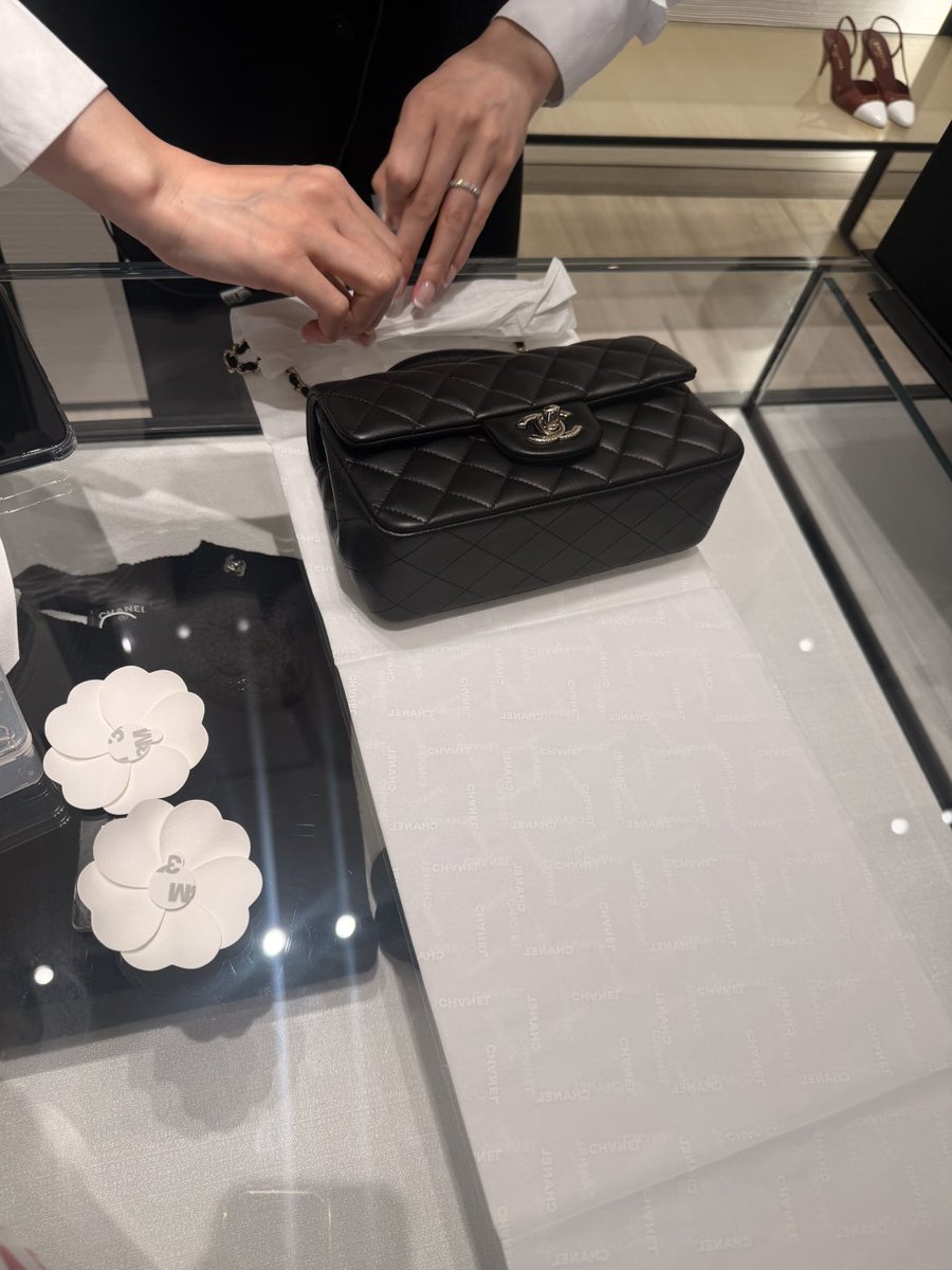 Pmidoriiro's tweet photo. たまには自分へのご褒美にお気に入りのバッグを。小さな幸せってこういうこと https://t.co/VcrNwxXrRs