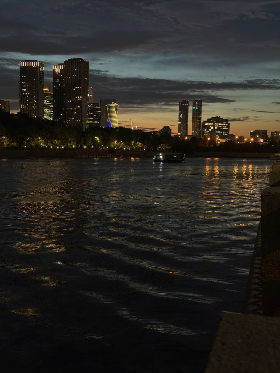 VioletVosfg's tweet photo. Это я от закатов кайфую, сейчас уже дома🌅💁🏼‍♀️
#Борискина #Moscow #чемрозовеезакаттемблагороднееподкат😅 https://t.co/QptiY883jb