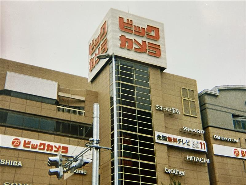 bic_nagoya's tweet photo. レトロでエモな駅西店…🎞️
実はこれ、販売員がKodak FunSaverで撮影した写真なんです‼️
この色味はFunSaverならでは✨
名古屋駅から徒歩3分、地下一階でお待ちしています！
#駅西カメラ　#FunSaver https://t.co/GQgUQqMGa6
