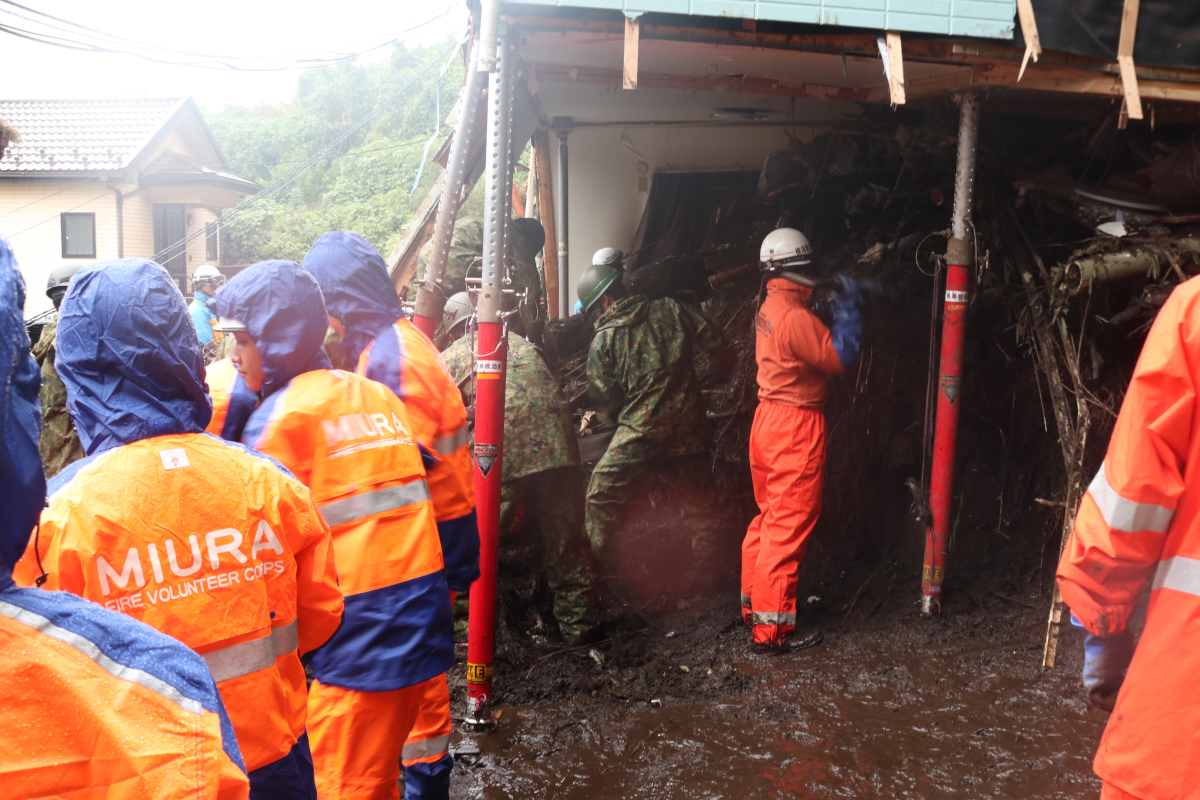 JGSDF_31i_pr's tweet photo. 三浦市の土砂崩れ現場では、懸命な救助活動が続いています。雨の中、二次災害に細心の注意を払いながら、土砂の撤去作業にあたっています。
#第３１普通科連隊 #武山駐屯地 #台風２５号 #災害派遣 #土砂崩れ #三浦市 https://t.co/JnXcbOriJM