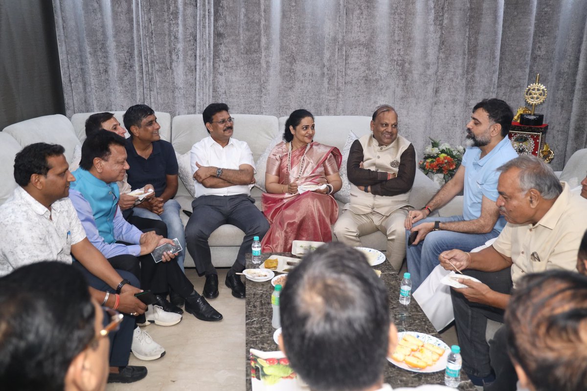 SunitaDuggal7's tweet photo. पिछले दिनों रोहतक में समाजसेवी भाई विजय तायल जी के निवास स्थान पर उनके परिवारजनों एवं उपस्थित गणमान्यों से आत्मीय भेंट एवं सौहार्दपूर्ण संवाद का अवसर प्राप्त हुआ। https://t.co/f4QuBAM2qu