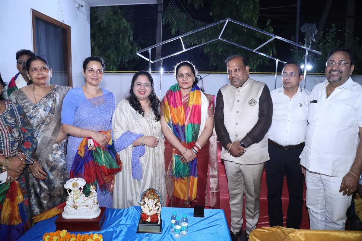 SunitaDuggal7's tweet photo. पिछले दिनों रोहतक में समाजसेवी भाई विजय तायल जी के निवास स्थान पर उनके परिवारजनों एवं उपस्थित गणमान्यों से आत्मीय भेंट एवं सौहार्दपूर्ण संवाद का अवसर प्राप्त हुआ। https://t.co/f4QuBAM2qu
