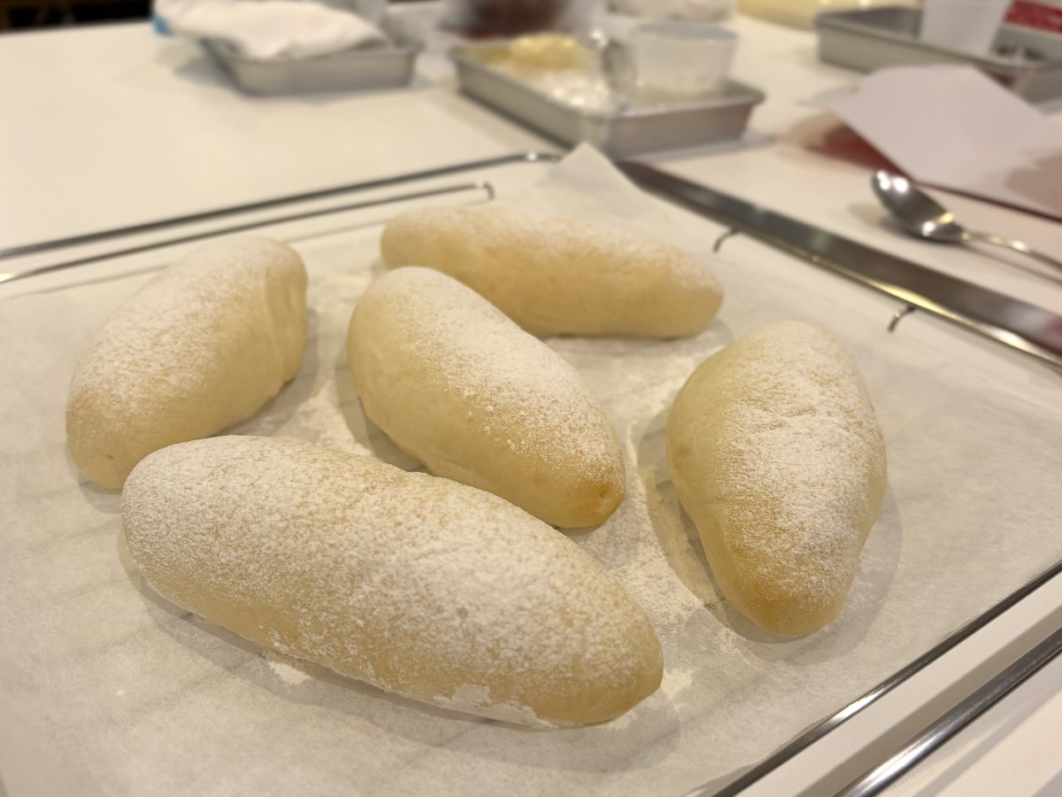 oryouri_38's tweet photo. 基礎コース3回目はたまごコッペ。
焼きたては白くてふわっふわで触るのが怖いくらい。
中に挟んだピクルス入りのたまごも、美味しくて幸せの味でした👼
#ABCクッキング https://t.co/V2bGWUyQAx