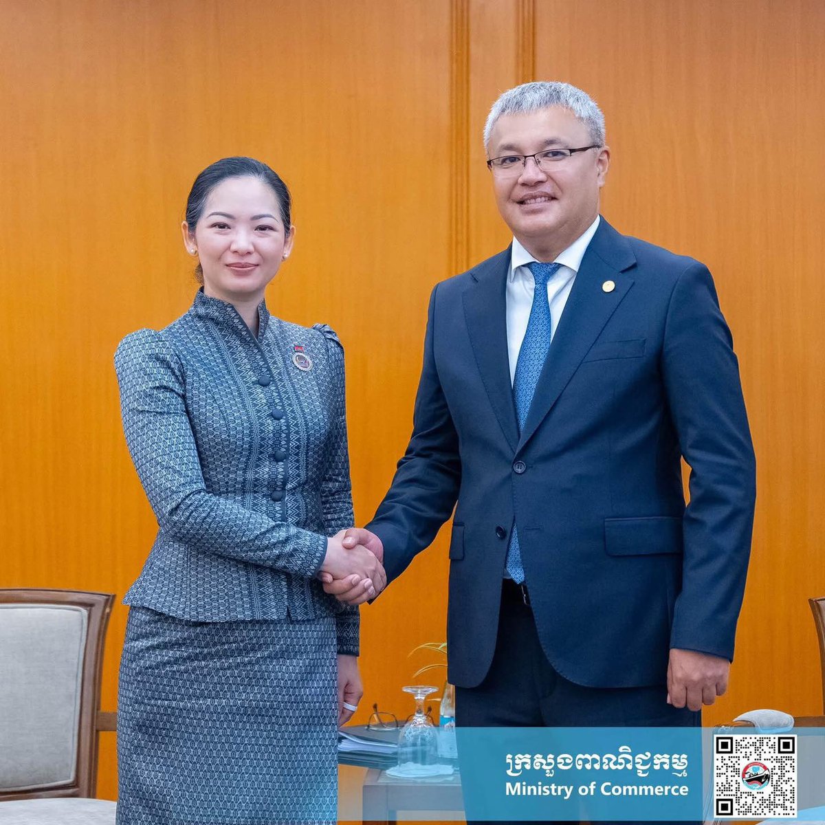 MoCCambodia's tweet photo. Her Excellency CHAM Nimul, Minister of Commerce, met with His Excellency DANIIAR Imanaliev, Minister in Charge of Integration and Macroeconomics of the Eurasian Economic Union (EAEU) on the occasion of the 58th ASEAN Economic Ministers…
👉 Read more: https://t.co/JJ5Eo19oBP https://t.co/dXFxZ90FBI