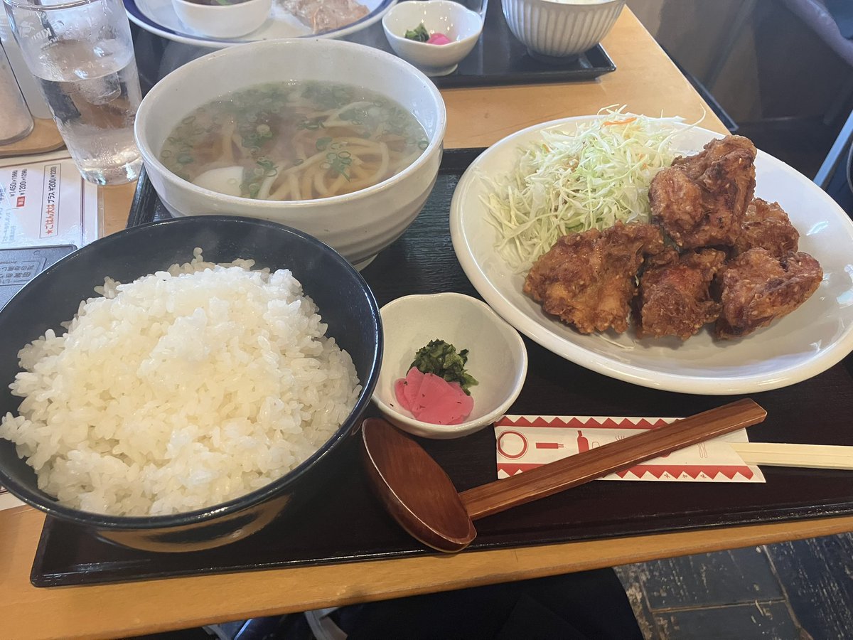 sashimitya's tweet photo. 初めてくる店で大盛り頼んだら想像の3倍くらいでかいのきてあつい https://t.co/pKKQrb1UEU