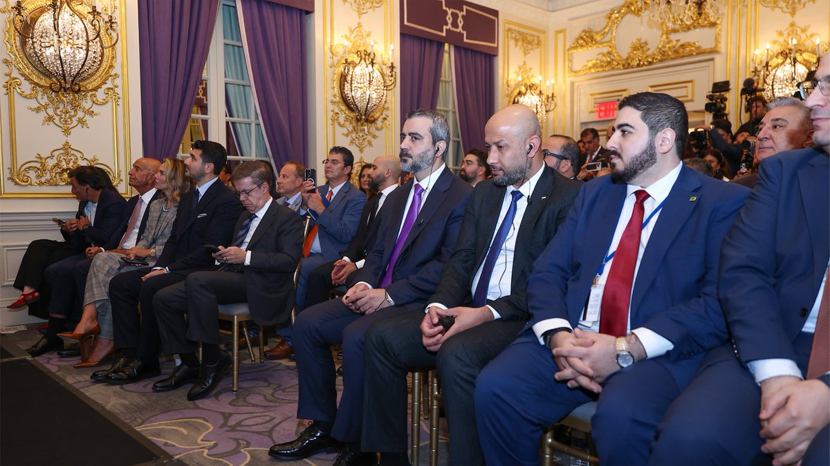 SyPresidency's tweet photo. عقد المجلس الأطلسي في نيويورك جلسة حوارية مع السيد الرئيس أحمد الشرع، على هامش أعمال الدورة الحادية والثمانين للجمعية العامة للأمم المتحدة، تناولت مستقبل سوريا وأبرز القضايا السياسية والاقتصادية.

وتطرق السيد الرئيس خلال الحوار إلى مسار بناء مؤسسات الدولة وترسيخ سيادتها ووحدة أراضيها، وضمان حقوق السوريين بمختلف مكوناتهم، وموقف سوريا من الوجود العسكري الأجنبي، والاعتداءات الإسرائيلية المستمرة على الأراضي السورية، والجهود الدبلوماسية للوصول إلى سلام دائم يضمن استعادة الحقوق السورية.

كما تناول الحوار علاقات سوريا مع دول المنطقة، وأهمية موقعها في تعزيز الربط الاقتصادي والتجاري، والمشاريع الاستراتيجية لنقل النفط عبر الأراضي والموانئ السورية، إلى جانب عدد من القضايا المرتبطة بالأمن والاستقرار الإقليمي.

#رئاسة_الجمهورية_العربية_السورية
