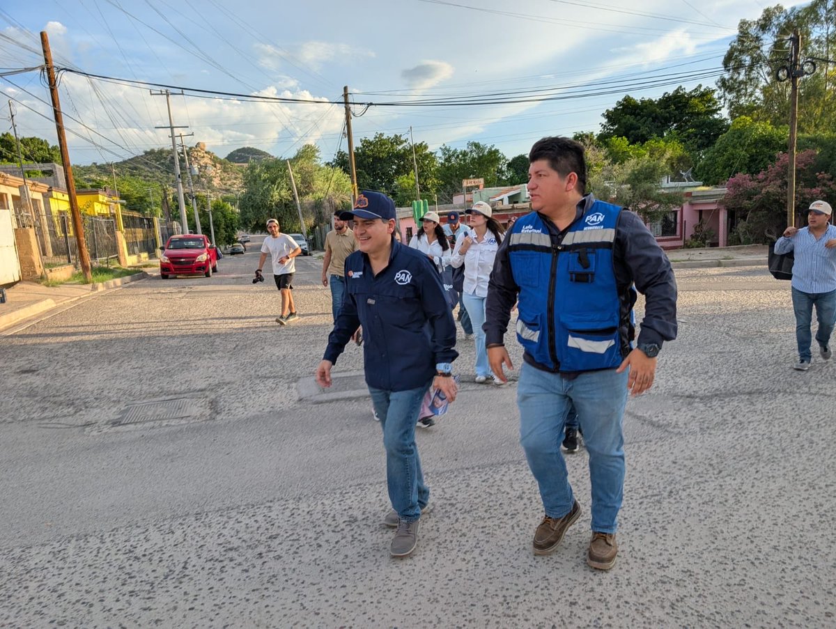 LuisEstevane's tweet photo. Mi barrio, el TiroBlanco aquí hace 50 años llegamos los Estevané de Zacatecas a Sonora.

Hoy lo recorrí con muy gratos recuerdos junto con mi compa @GildardoReal.  

Gracias a todo el equipo del @PAN_Hmo y a los vecinos que nos recibieron en su casa!

#NiUnPasoAtrás #DefenderLaH https://t.co/U1HpUskcrm