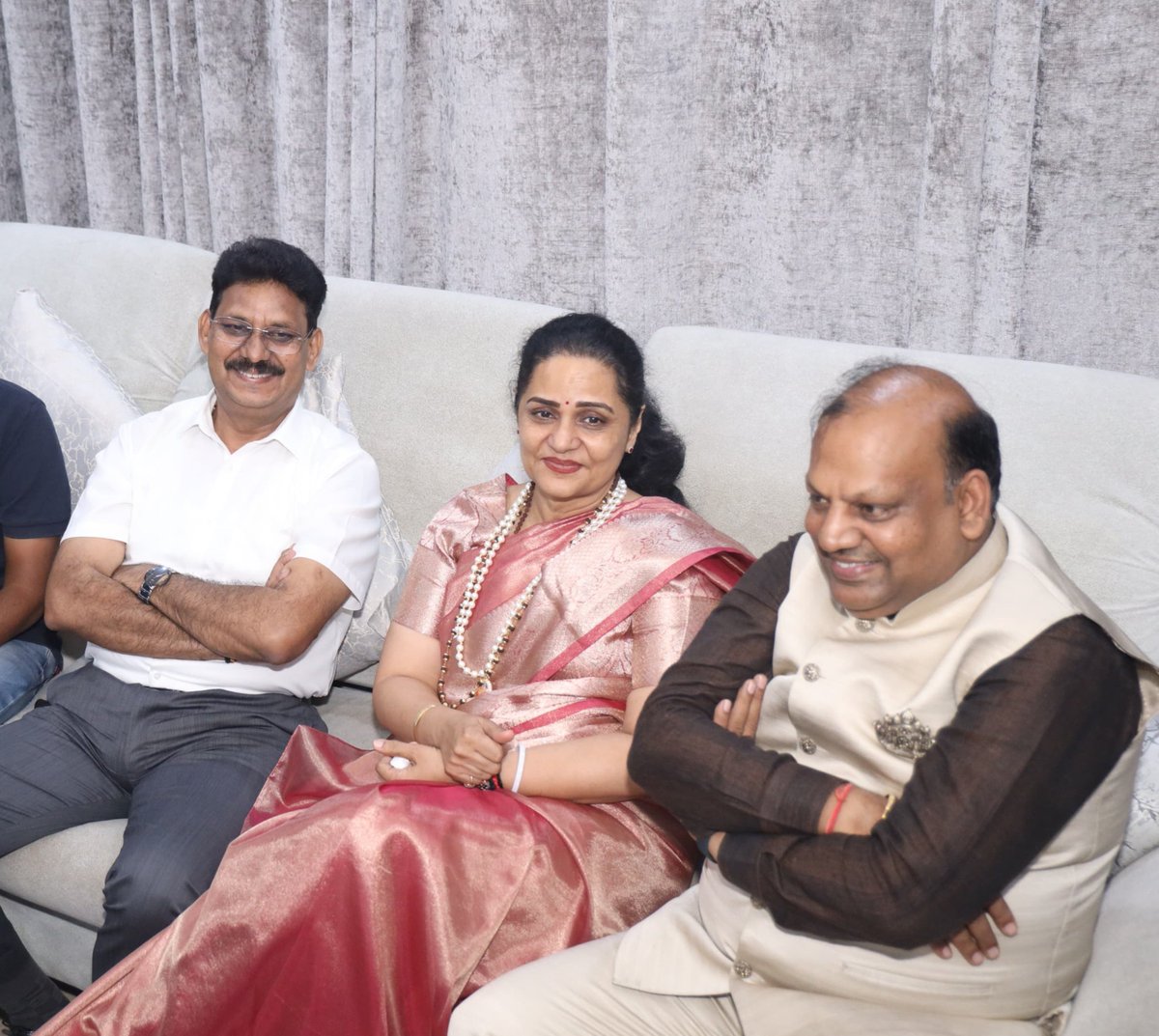 SunitaDuggal7's tweet photo. पिछले दिनों रोहतक में समाजसेवी भाई विजय तायल जी के निवास स्थान पर उनके परिवारजनों एवं उपस्थित गणमान्यों से आत्मीय भेंट एवं सौहार्दपूर्ण संवाद का अवसर प्राप्त हुआ। https://t.co/f4QuBAM2qu