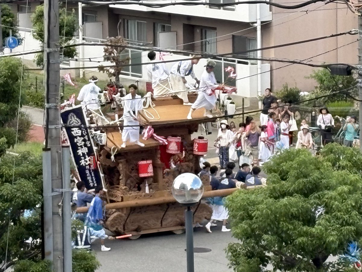 ddmiyuki523's tweet photo. 外から賑やかなお囃子の音が聞こえるから覗いたら、陸渡御の行列が見えた〜！
久々に見たなぁ。
今年はうちの地区なのね。 https://t.co/sfgmCLYl3i