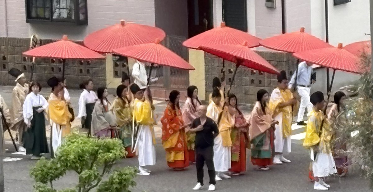 ddmiyuki523's tweet photo. 外から賑やかなお囃子の音が聞こえるから覗いたら、陸渡御の行列が見えた〜！
久々に見たなぁ。
今年はうちの地区なのね。 https://t.co/sfgmCLYl3i