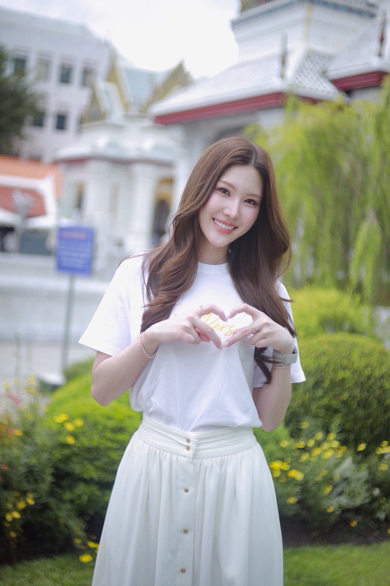 SapphicGardenTH's tweet photo. “มีมี่-ภาพัชร” เปิดใจงานแสดงครั้งแรก ท้าทายตัวเองกับบท “ซัน”  โชคดีได้ “กานต์ ณัฐชา” เป็นพาร์ทเนอร์ คอยซัพพอร์ตทุกโมเมนต์

#mimiebhapat #mimie #ThirdPersonTheSeries

    ถือเป็นอีกหนึ่งนักแสดงหน้าใหม่ที่น่าจับตามอง สำหรับ “มีมี่-ภาพัชร อัจฉริยศรีพงศ์” ที่ก้าวเข้าสู่งานแสดงอย่างเต็มตัวเป็นครั้งแรก กับบท “ซัน” ในซีรีส์ Girl’s Love เรื่อง “Third Person (ถ้อยรัก…คำลวง)” ภายใต้สังกัด North Star Entertainment ซึ่งเจ้าตัวยอมรับว่า นอกจากจะเป็นผลงานการแสดงเรื่องแรกแล้ว การมารับบทใน     ซีรีส์ GL เป็นครั้งแรก ก็ถือเป็นอีกหนึ่งความท้าทายครั้งสำคัญที่ทำให้ต้องทุ่มเทและทำการบ้านอย่างหนัก

     มีมี่-ภาพัชร “การได้เข้ามาอยู่ในโลกของการแสดงเป็นครั้งแรกทำให้รู้สึกท้าทายไม่น้อย เพราะเป็นสิ่งที่ไม่เคยมีประสบการณ์มาก่อน แต่ด้วยความที่เป็นคนชอบลองทำสิ่งใหม่ๆ และชอบท้าทายตัวเอง จึงตั้งใจทำอย่างเต็มที่ โดยเฉพาะ “ซีนดราม่า” ที่ถือเป็นโจทย์ยากที่สุด เพราะกังวลว่าจะถ่ายทอดอารมณ์ออกมาอย่างไรให้ผู้ชมรู้สึกอินและเข้าถึงตัวละครได้มากที่สุด

       ยิ่งไปกว่านั้น หลังจากผ่านการแคสต์ ซีรีส์ก็เดินหน้าเวิร์กช็อปและเปิดกล้องอย่างรวดเร็ว มีเวลาเวิร์กช็อปเพียงประมาณ 4 ครั้งก่อนเริ่มถ่ายทำจริง ขณะที่มีมี่เองไม่เคยมีพื้นฐานด้านการแสดงมาก่อน จึงต้องพยายามทำการบ้านเพิ่มเติมด้วยตัวเอง ทั้งการซื้อหนังสือเกี่ยวกับการแสดงมาอ่าน รวมถึงอ่านนิยายต้นฉบับเพื่อทำความเข้าใจเรื่องราวและตัวละครให้มากขึ้น “มี่เป็นคนค่อนข้าง Perfectionist นิดหนึ่งค่ะ คืออยากทำให้ออกมาดี ถึงจะเป็นเรื่องแรกก็อยากให้มันออกมาดีตั้งแต่ครั้งแรก แล้วก็อยากให้คนจดจำเราได้” ความตั้งใจดังกล่าวทำให้ในช่วงแรกมีมี่กดดันตัวเองไม่น้อย โดยเฉพาะหลังผ่านการถ่ายทำคิวแรกๆ เพราะพบว่าการแสดงยากกว่าที่คิด แต่เมื่อได้พูดคุยและสื่อสารกับผู้กำกับมากขึ้น ก็เริ่มเข้าใจวิธีถ่ายทอดความรู้สึกของตัวละคร และค่อยๆ ปรับตัวกับการทำงานหน้ากล้องได้ดีขึ้น

       อีกหนึ่งแรงสนับสนุนสำคัญที่ช่วยให้การทำงานราบรื่นขึ้น คือพาร์ทเนอร์อย่าง “กานต์-ณัฐชา รัตน์ชยางคานนท์” ซึ่งมีมี่บอกว่าเป็นคนที่สามารถปรึกษาได้แทบทุกเรื่อง ทั้งเรื่องงานและเรื่องส่วนตัว

     “พี่กานต์เป็นคนที่มี่สามารถปรึกษาได้ทุกเรื่องเลยค่ะ เวลามีคำถามเกี่ยวกับการแสดง พี่กานต์ก็คอยช่วยเหลือและให้คำแนะนำตลอด เป็นคนที่มีทัศนคติดีมากๆ แล้วก็อยู่ด้วยแล้วสบายใจค่ะ นอกจากจะเข้ากันได้ง่ายเพราะมีไลฟ์สไตล์และความชอบหลายอย่างคล้ายกันแล้ว ในวันที่ต้องเจอกับซีนดราม่าหนักๆ กานต์ยังคอยอยู่ข้างๆ และช่วยซัพพอร์ตด้านอารมณ์ โดยมีมี่เล่าว่า ตัวเองเป็นคนที่ชอบ Physical Touch และค่อนข้าง Sensitive จึงรู้สึกอุ่นใจทุกครั้งที่อีกฝ่ายเข้ามาจับมือหรือช่วยทำอารมณ์ก่อนเข้าฉาก

      สำหรับบท “ซัน” มีมี่มองว่าเป็นตัวละครที่มีหลายมุมใกล้เคียงกับตัวเอง ทั้งความสดใส ยิ้มง่าย มองโลกในแง่ดี ชอบซัพพอร์ตคนรอบข้าง และมีความสุขเมื่อได้เห็นคนอื่นมีความสุข แต่สิ่งที่แตกต่างคือ ซันมีความลับบางอย่างที่ไม่สามารถแสดงความรู้สึกออกมาได้ทั้งหมด ต่างจากตัวจริงของมีมี่ที่ค่อนข้างแสดงออกทางอารมณ์อย่างตรงไปตรงมา ฝากติดตามด้วยนะคะ “Third Person (ถ้อยรัก…คำลวง)” ทุกวันเสาร์ เวลา 22.25 น. ทางช่อง 3 และรับชม Uncut Version ทาง YouTube: Northstar Entertainment ตั้งแต่เวลา 23.30 น. เป็นต้นไป