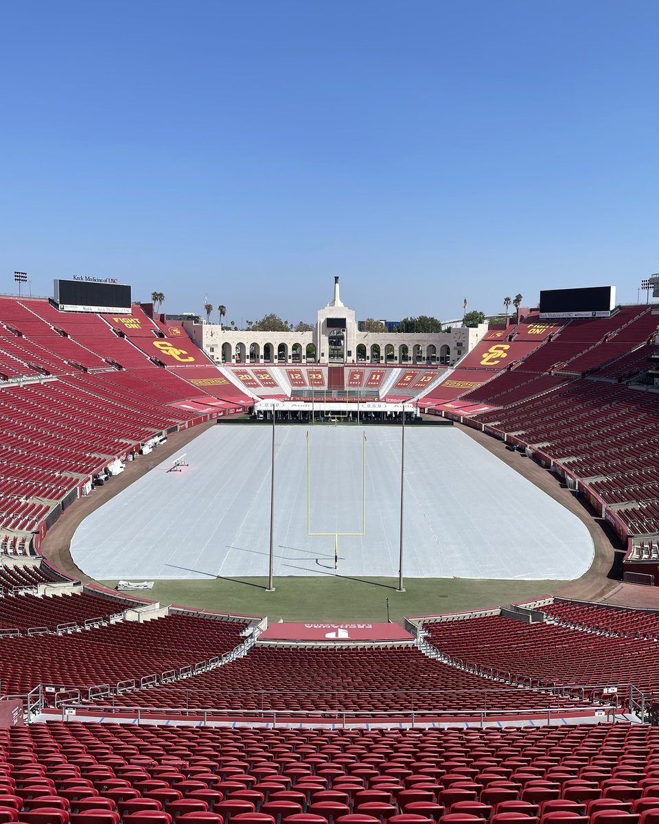 scribetrader's tweet photo. Spent the afternoon touring the LA Coliseum. I’m sorry I can’t remember the guide’s name, but she did a great job. https://t.co/kWdYKK5WJz