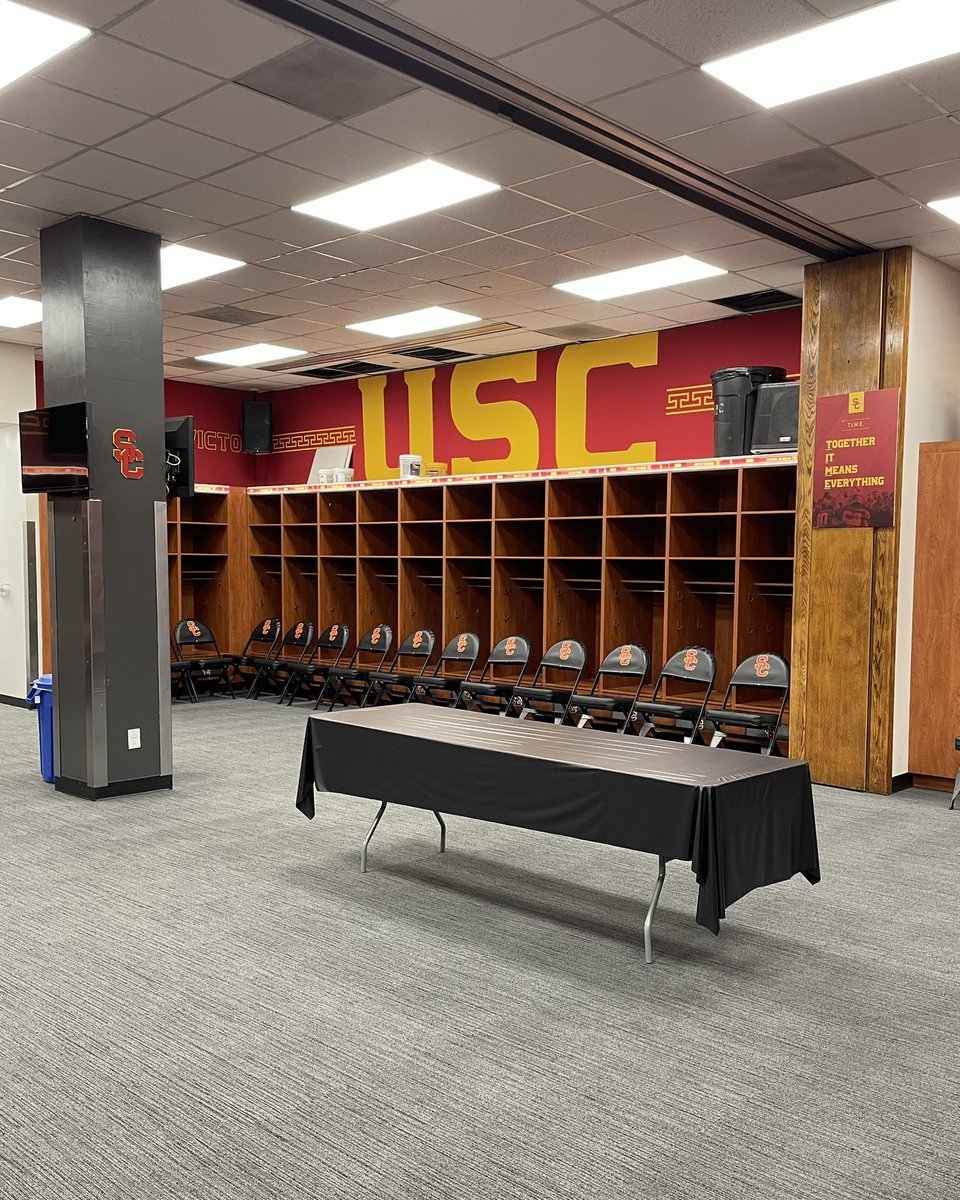 scribetrader's tweet photo. Spent the afternoon touring the LA Coliseum. I’m sorry I can’t remember the guide’s name, but she did a great job. https://t.co/kWdYKK5WJz