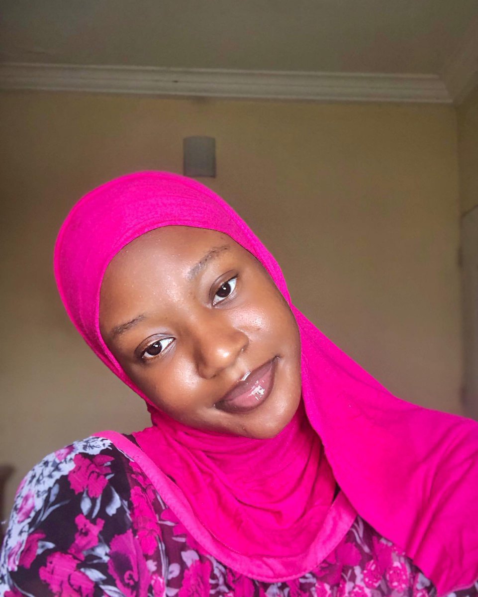 __eshaat's tweet photo. Hi, Im single 😭 https://t.co/wzsRJNm1M7
