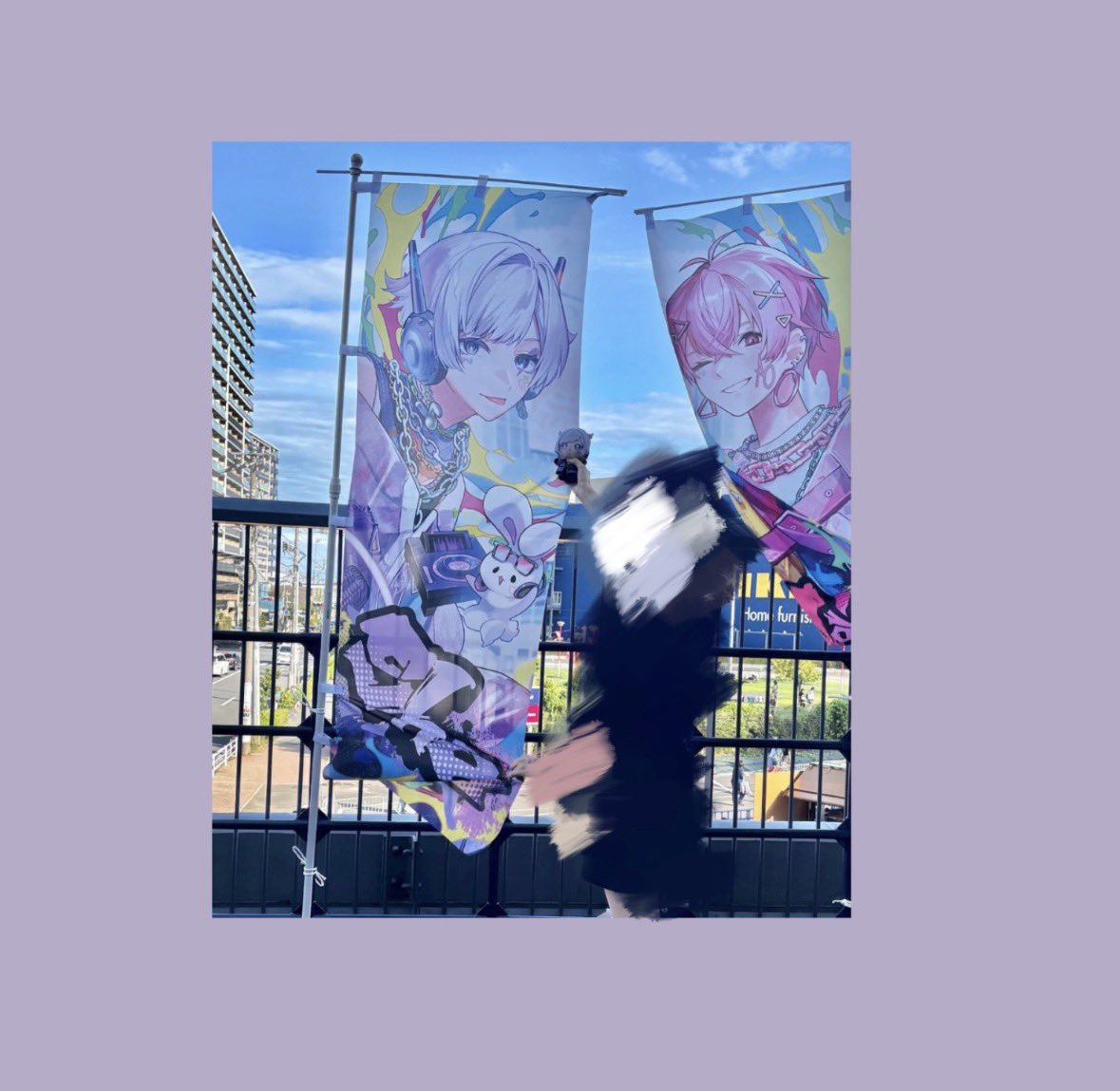peanutssnooopy's tweet photo. この時風吹いてて🍣さんの旗が良い感じに写り込んでスリーショットができた⭐︎
ウインクしてるのがまたいいね😉 https://t.co/BTYYm4avm4