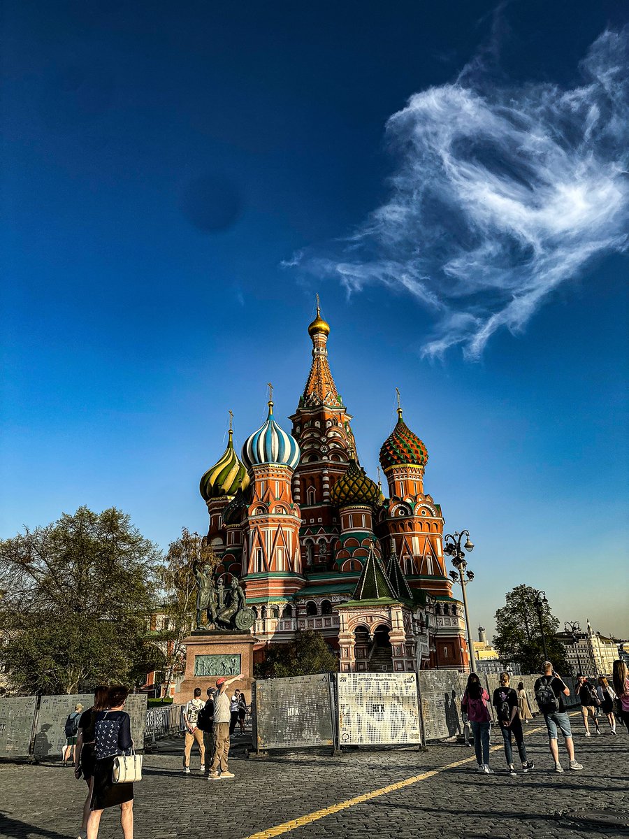 FilibertoCathy's tweet photo. Red walls cradle the dusk, whispering centuries of love and war. The Kremlin breathes, a timeless guardian of Moscow’s heart. Golden domes rise like constellations, their glow kissing the night—
a sky of velvet, stitched with prayers and dreams. https://t.co/qkP4OpbFkH