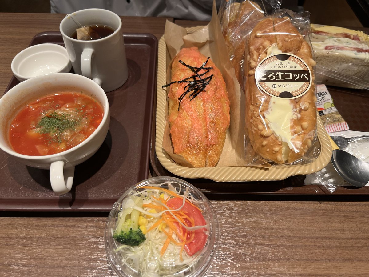 sumisumiraul's tweet photo. ゾゾゾのサイン会前に気合い入りすぎてあれこれ取りすぎて今お腹いっぱ���で動けない。苦しい。全部食べた。本当に美味しかった。でも苦しい。助けて。
またお話しできなくなっちまう https://t.co/R6XRh7Zau1