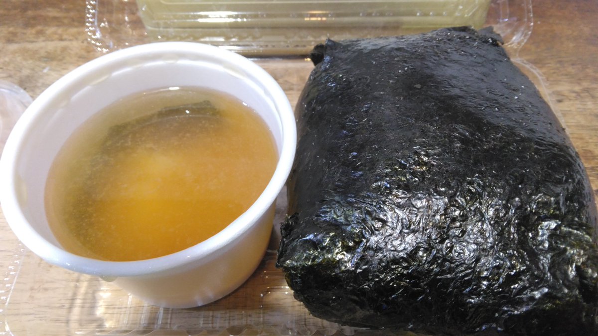 team_nd's tweet photo. #越後湯沢駅 にて、お昼ご飯であります。
🍙大きいでしょう？
お米うんめぇ～😋
#爆弾おにぎり家 
#ぽんしゅ館 https://t.co/T9PjJll8XF